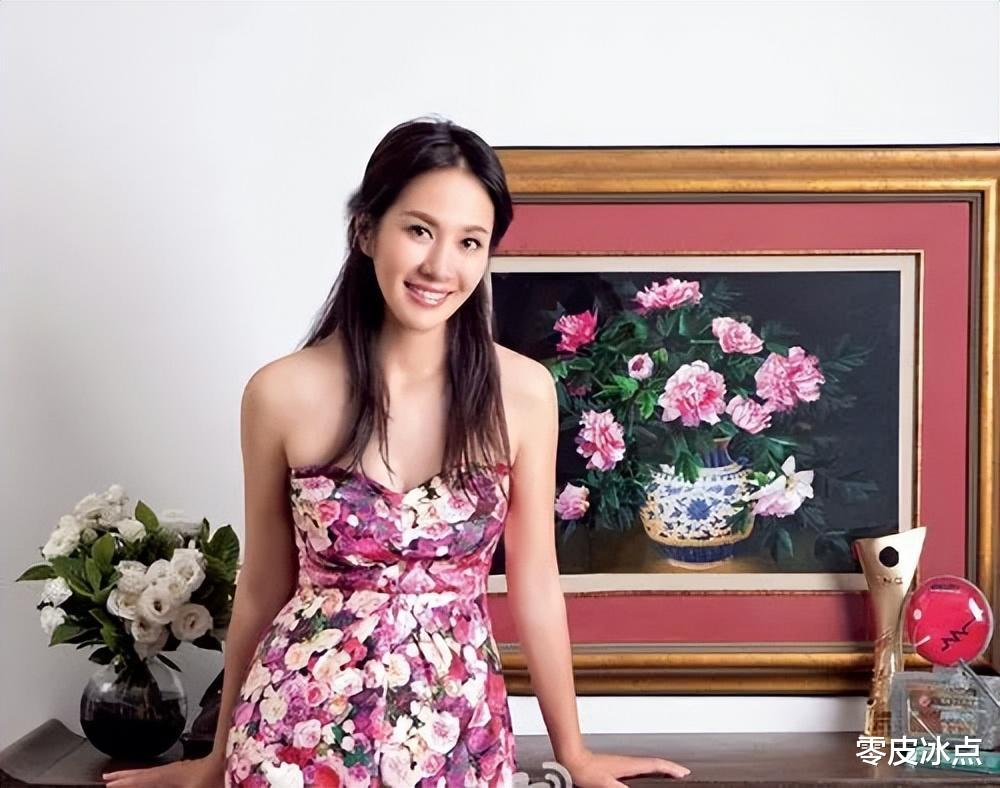 香港知名女演员在直播中做出“无下限”动作，今穿搭再引网友热议