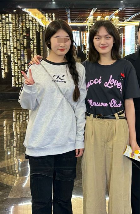 文淇与素人合影瞪眼式微笑撞脸易烊千玺，素人夸她特别温柔