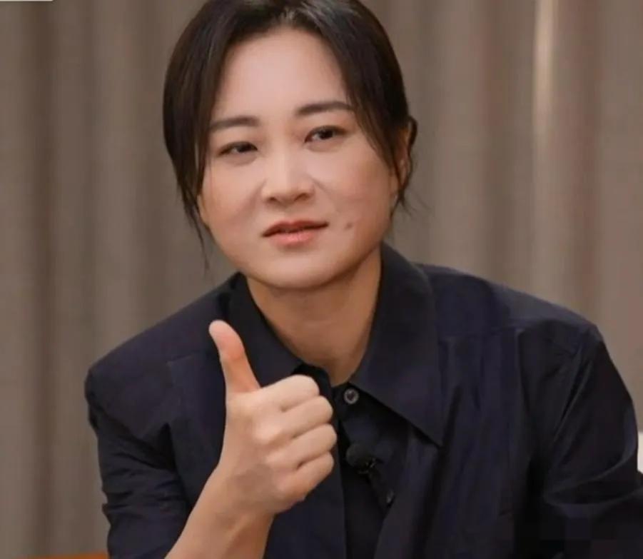 贾玲真人现身,减100斤后身材消瘦成排骨,面部皮肤却松垮显老