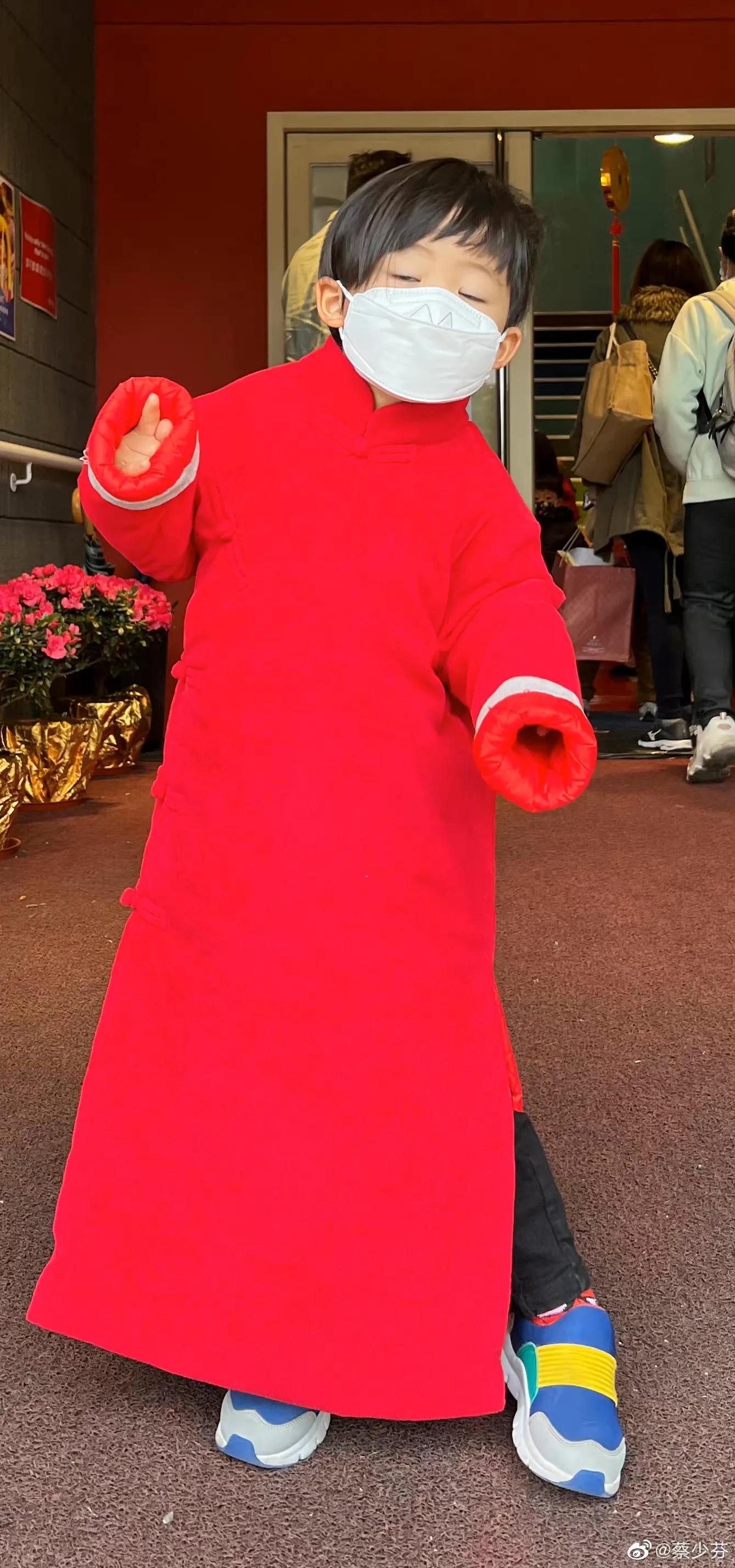 蔡少芬|蔡少芬晒小儿子萌照，3岁鱼蛋穿中式长衫卖萌耍宝