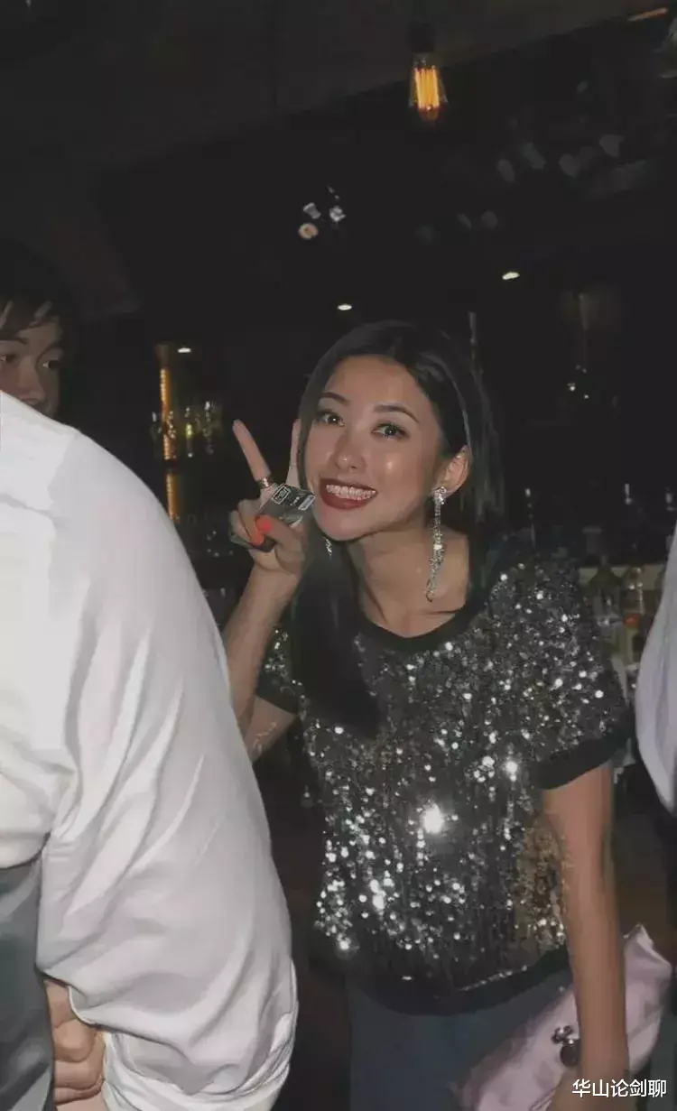 朱珠|年轻时的朱珠在国外生活时，在酒吧狂欢情景，那时很豪放玩得很嗨