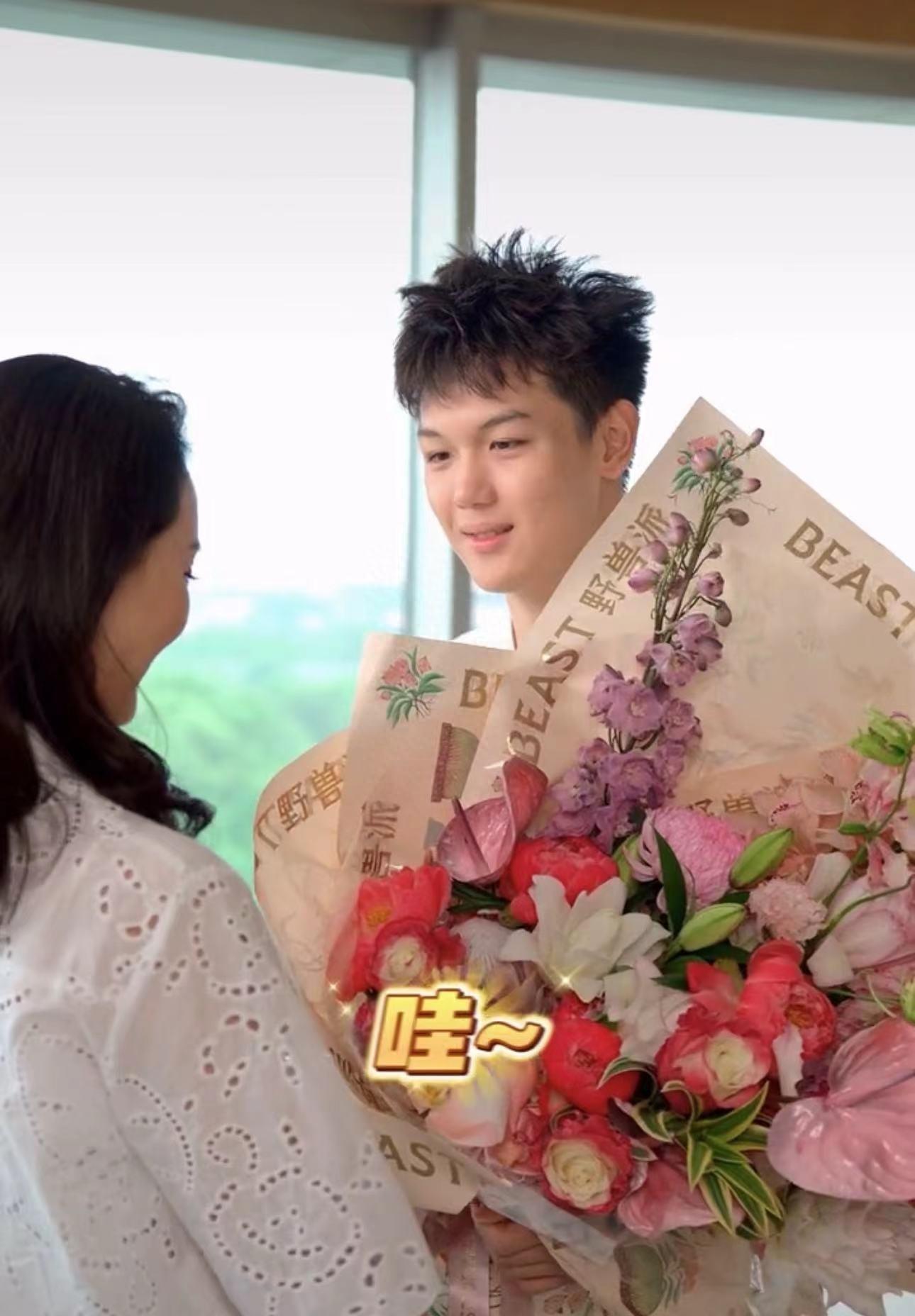 王艳获娃送花拥抱激动的直跺脚!16岁儿子近180,容貌大变脖子比头粗