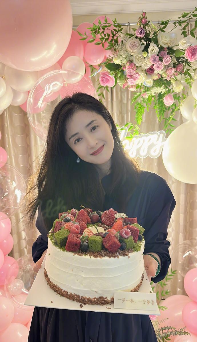 蒋欣|40岁蒋欣晒生日现场照，穿束腰黑裙越来越瘦