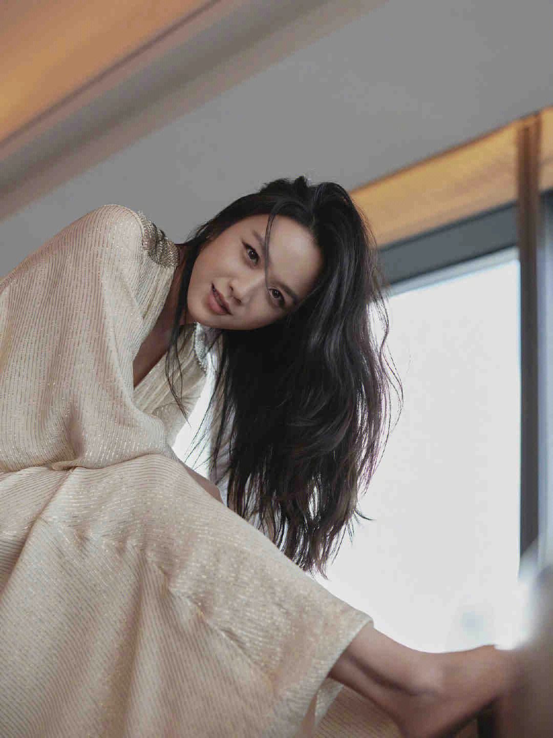 汤唯|44岁汤唯独自坐飞机回韩国!穿着时尚似年轻小哥,面容略显焦脆