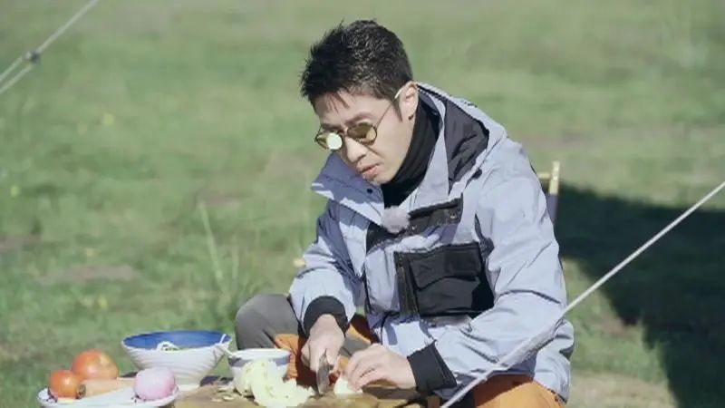 撒贝宁全家爬山,4岁龙凤胎金发长相老成,曾自曝婚姻无望全靠撑