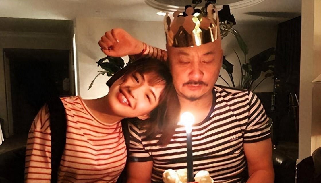 真会玩，36岁张雨绮又交往小鲜肉！男方在车内换衣不避讳