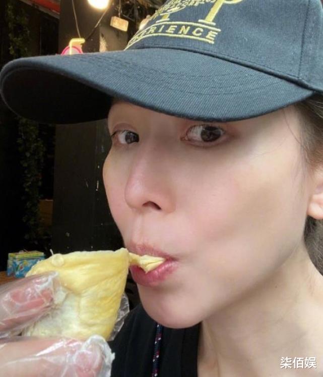 蔡少芬|蔡少芬带儿女游新加坡，素颜出门接地气，3岁儿子可爱的像个女孩