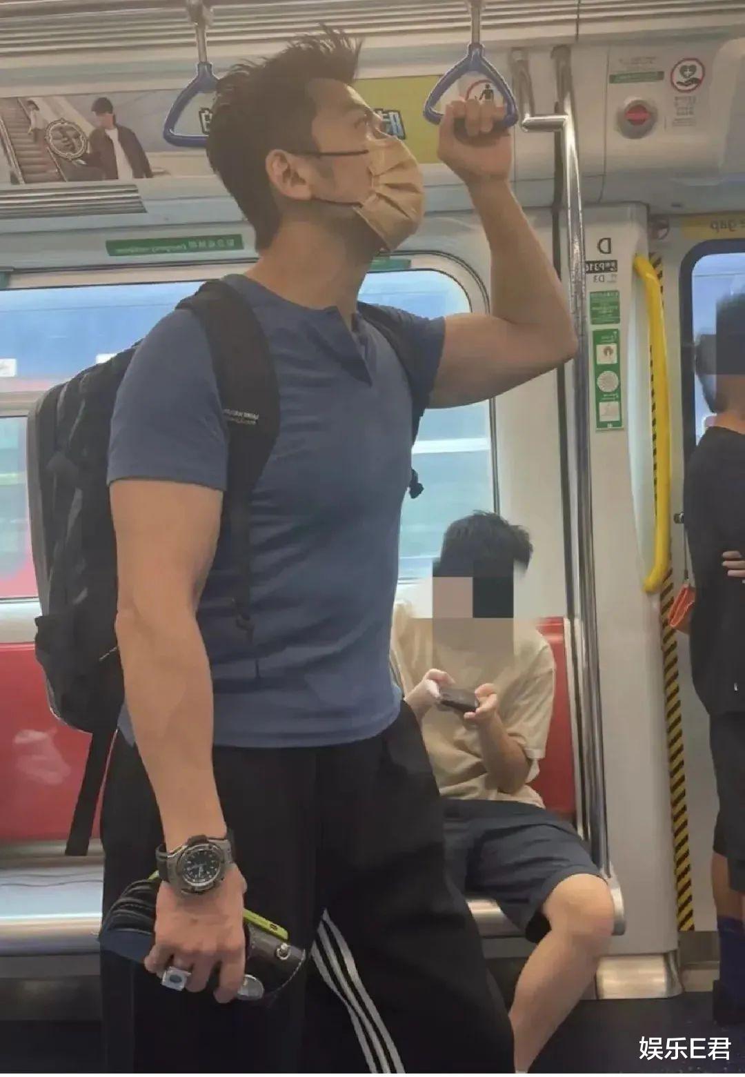 54岁唐文龙地铁被偶遇,身型健硕胸肌饱满,生图似30岁年轻人