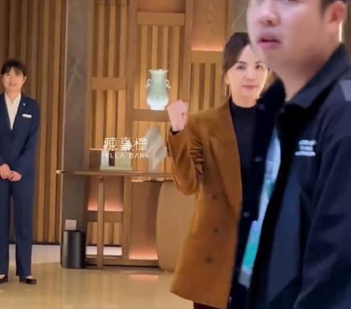 ella|陈嘉桦录制《浪姐4》妆造曝光,长卷发很妩媚,41岁脸有点浮肿