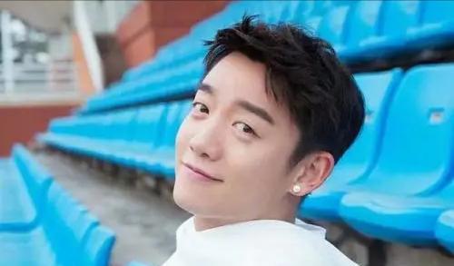 郑恺自曝一天赚7亿,请20个保姆绰绰有余,为何让岳母伺候全家?