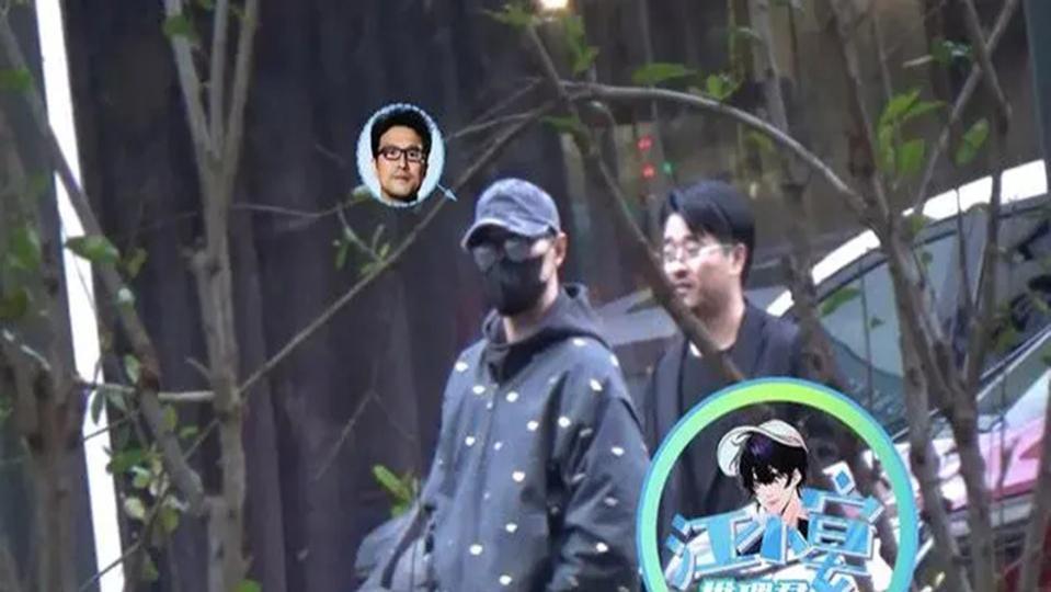 汪峰：烟瘾太大了！在等待女儿放学途中，走路摇摇晃晃不停抽烟