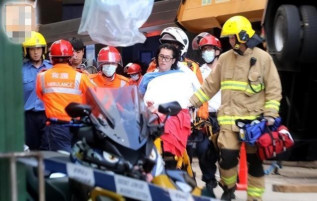 杨钰莹|48岁黄渤在香港出事!8名助理受伤严重被抢救,事故现场血迹斑斑