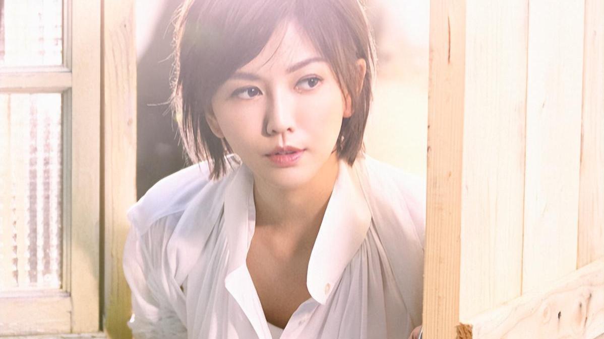 孙燕姿|孙燕姿坐头等舱被偶遇，坐姿豪放引热议