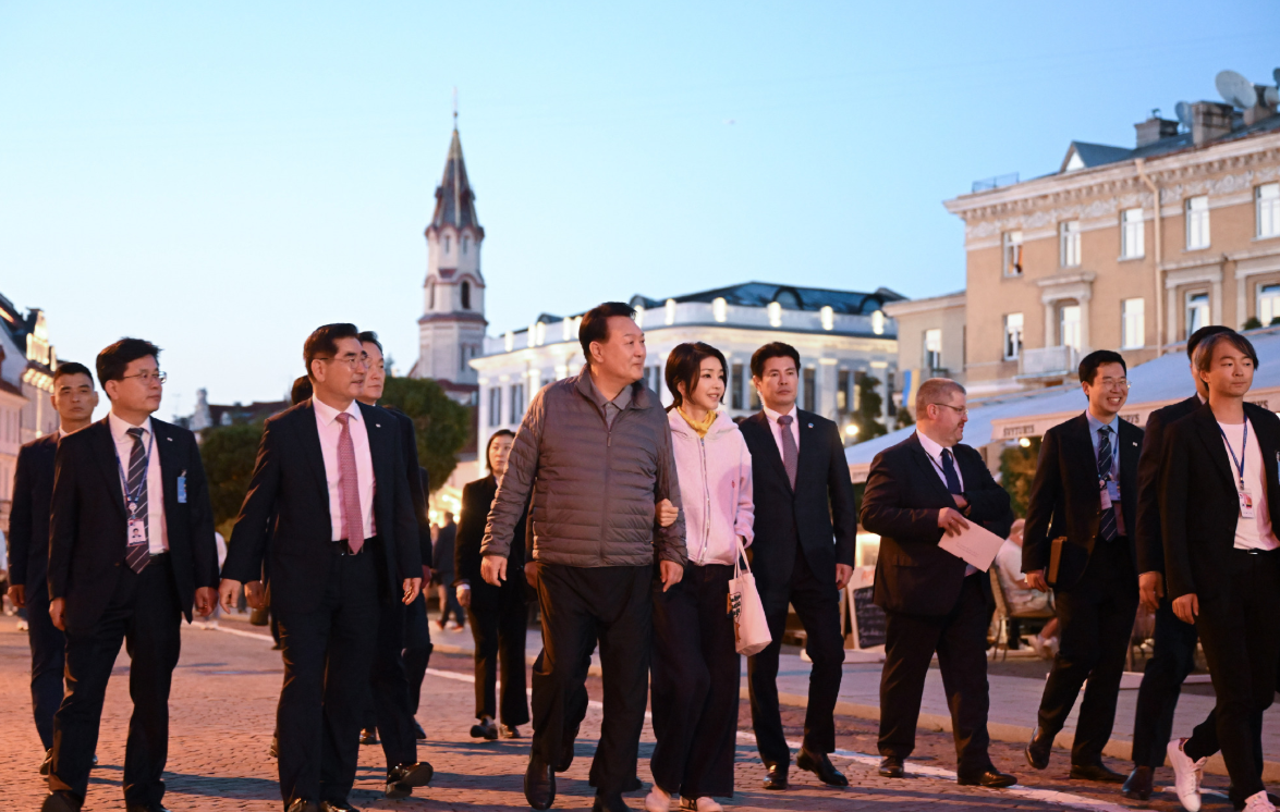 朱一龙 韩国夫人立陶宛晚宴遇到乌克兰夫人！穿斗篷衣端酒杯，太有东方美