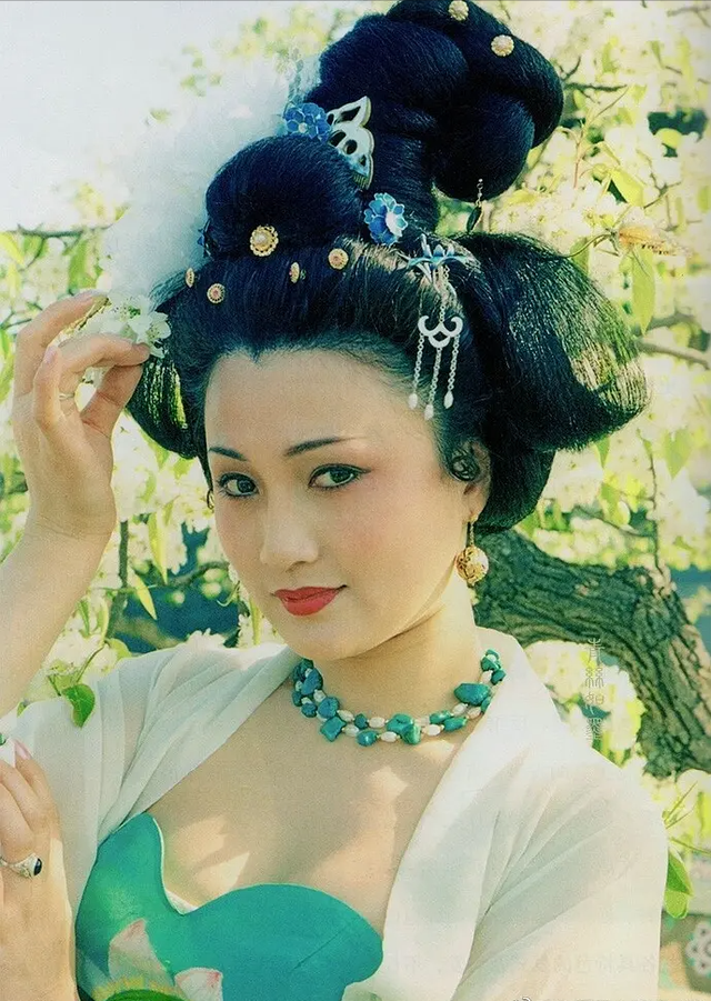 林芳兵|尖嘴猴腮别硬演唐朝美人，这4位女星的扮相，像是从画中走出来