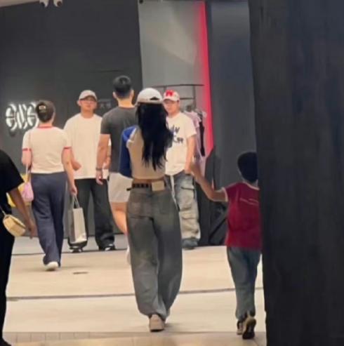 Baby小海绵现身机场,工作之余带儿子度假,露脐T配短裙身材火辣