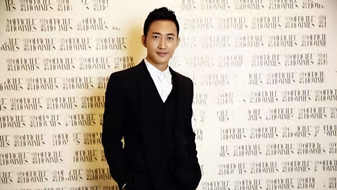 他是隐形富二代，跑十几年龙套，40岁娶小师妹后走红，成叔圈顶流