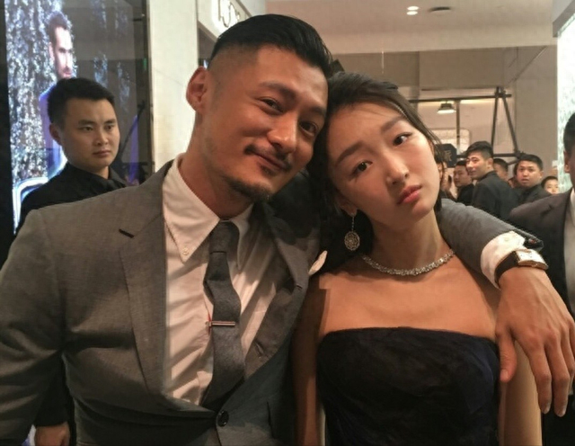 曾志伟拽的不是周冬雨的手，而是娱乐圈藏不住的丑陋，两人啥关系