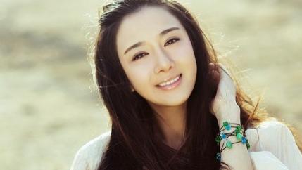 被狗咬到毁容，和叶璇闹掰，因《知否》再次翻红，40岁的李依晓怎么样了？