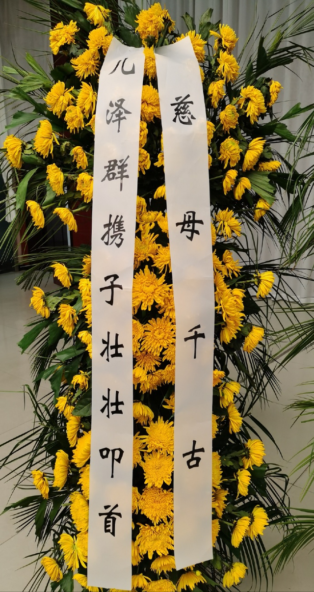 张泽群公开母亲去世画面，在病床前亲吻母亲额头，微笑送别惹泪目