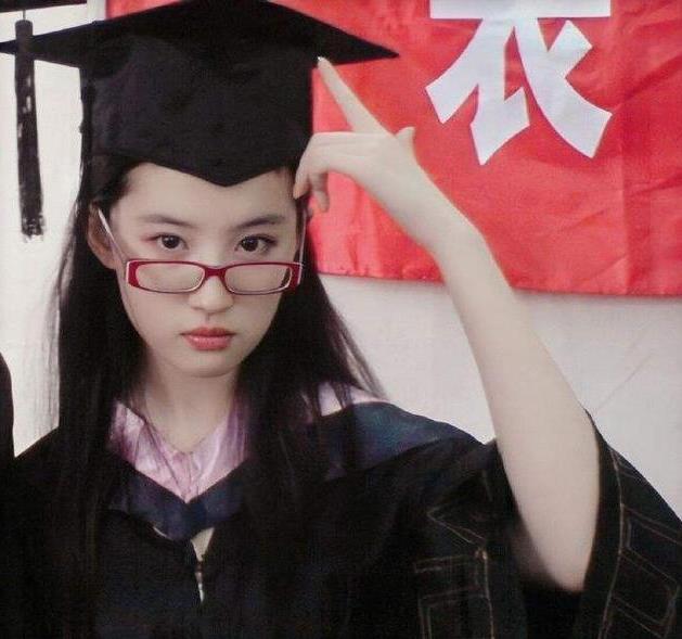 美国国籍的刘亦菲,竟被中国外交部公开点赞:她是真正的中华儿女