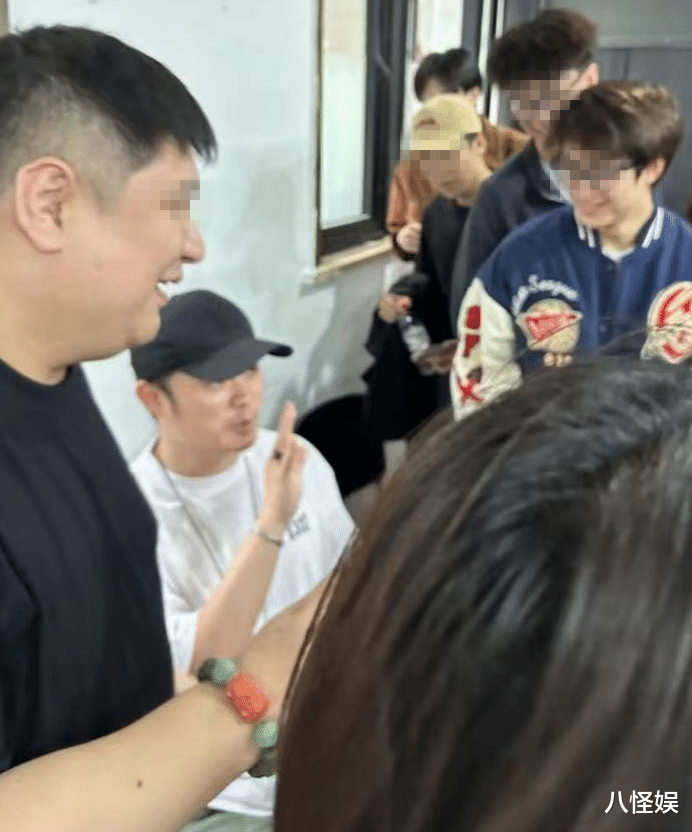 陈赫携妻女回上戏，师弟师妹争先合影，39岁张子萱被赞像大学生