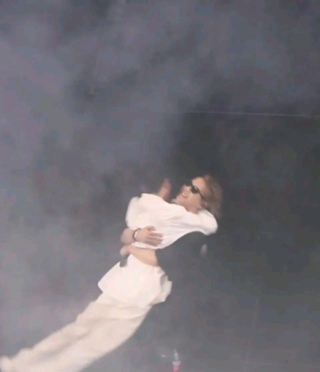 王嘉尔抱着amber刘逸云转圈圈，两人罕见合作舞台好激动