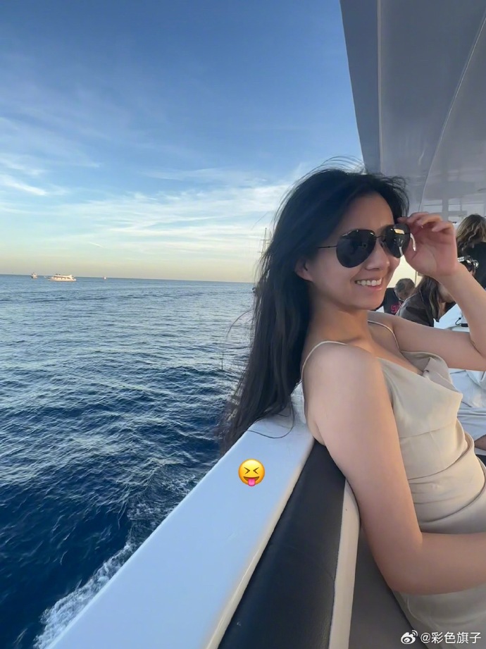 24岁小彩旗晒英国留学生活，穿连体泳衣出海游玩，皮肤黝黑变化大