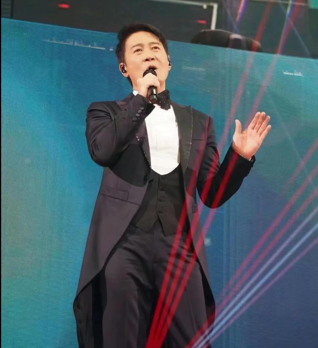 黎明盛大演唱会：众多名人捧场，快歌坐着唱成亮点