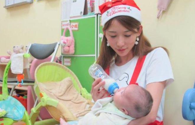 48岁林志玲日本餐馆聚餐，蓬头垢面不停喝酒，老公干瘦像小老头?