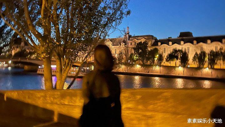 宋慧乔|宋慧乔和男闺蜜在巴黎搂肩同行，和众多好友甜蜜合影很温馨