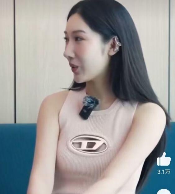 都美竹|都美竹首次接受采访,面部僵硬苹果肌肿胀,网友:还没主持人好看!