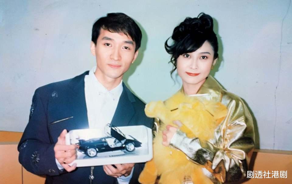 香港知名男星复出拍剧，遭前任骗财致破产，与现任恋爱多年拒结婚