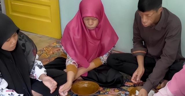 父亲基因太强大,一张“马脸”遗传全家,让儿女们苦不堪言