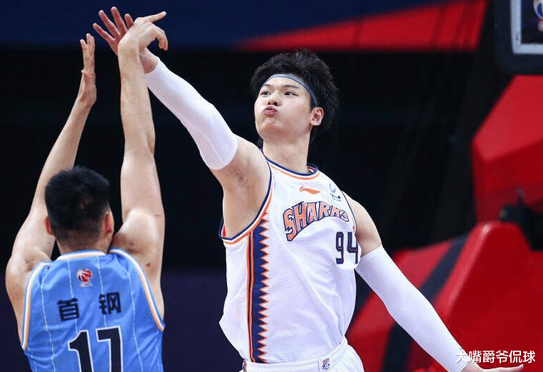 从头开始遭嘲讽!王哲林一头黄发亮相 网友:寓意冠军黄了?