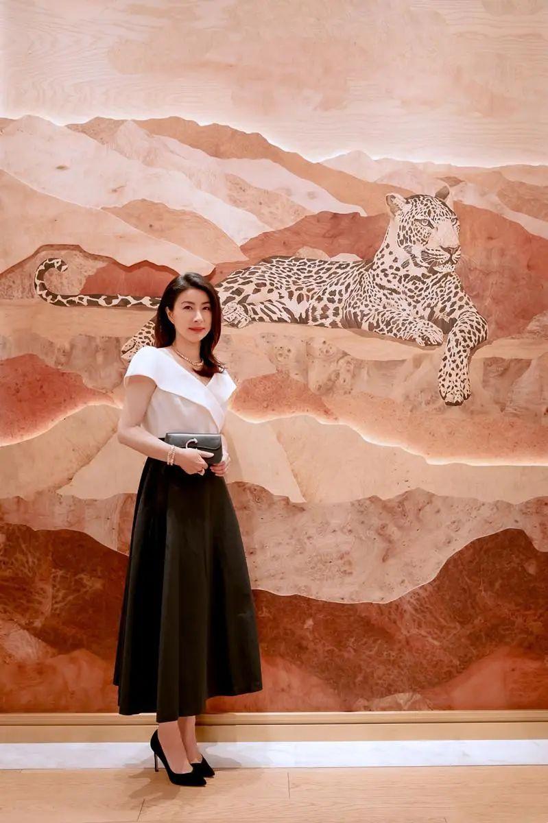 郭晶晶惊艳国际会场!素衣马尾美成焦点,素颜依然阔太气场满满