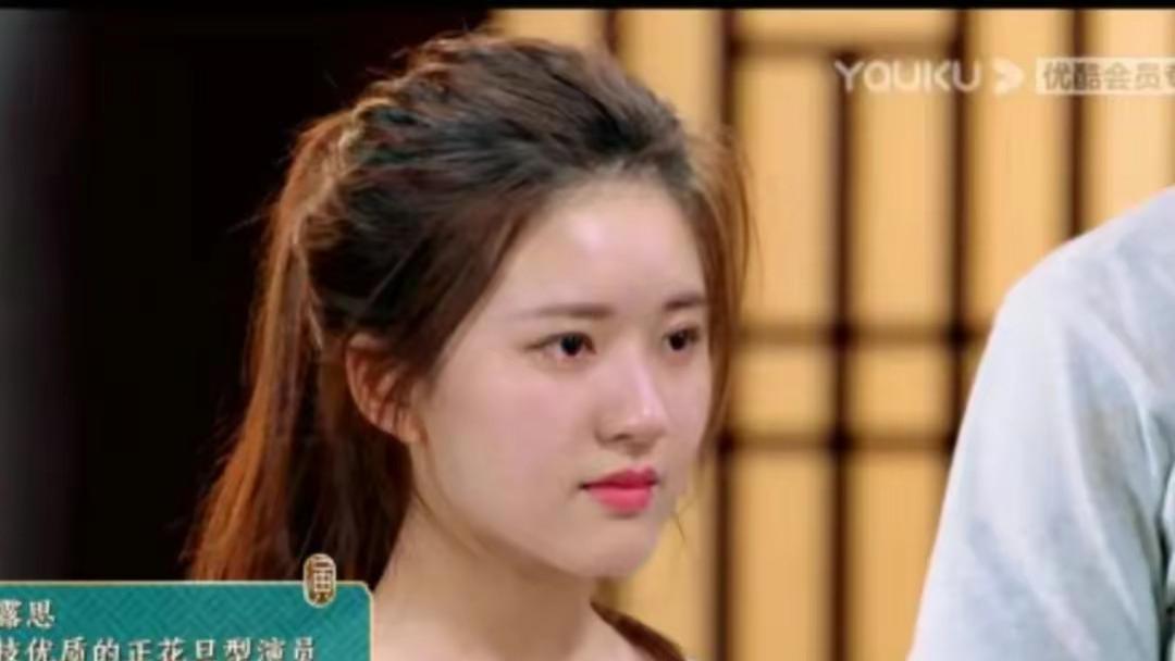 赵露思早期网红出身的，现在越来越漂亮了，气质提升好几个档次。