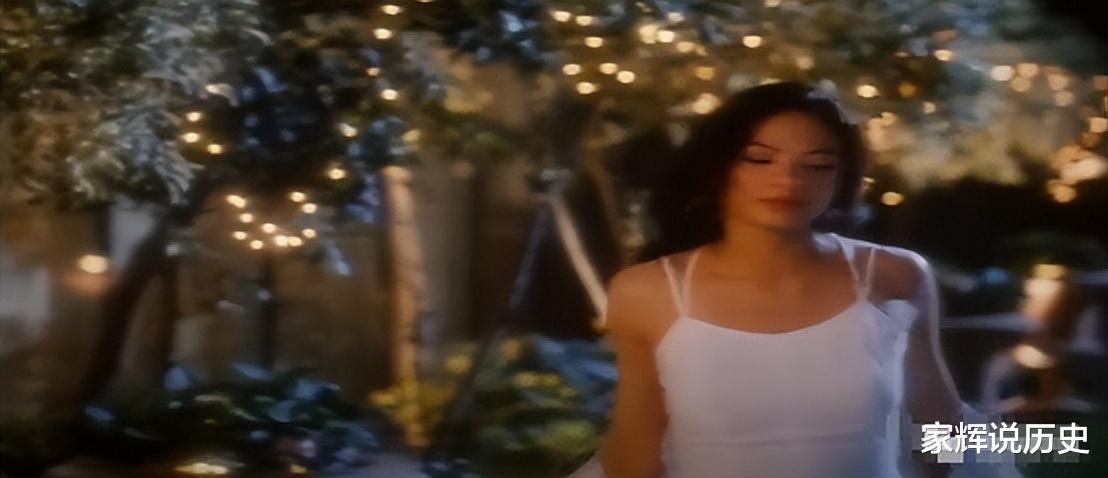 论性感和美貌,她堪比钟楚红,和成龙李连杰组CP尤为吸睛