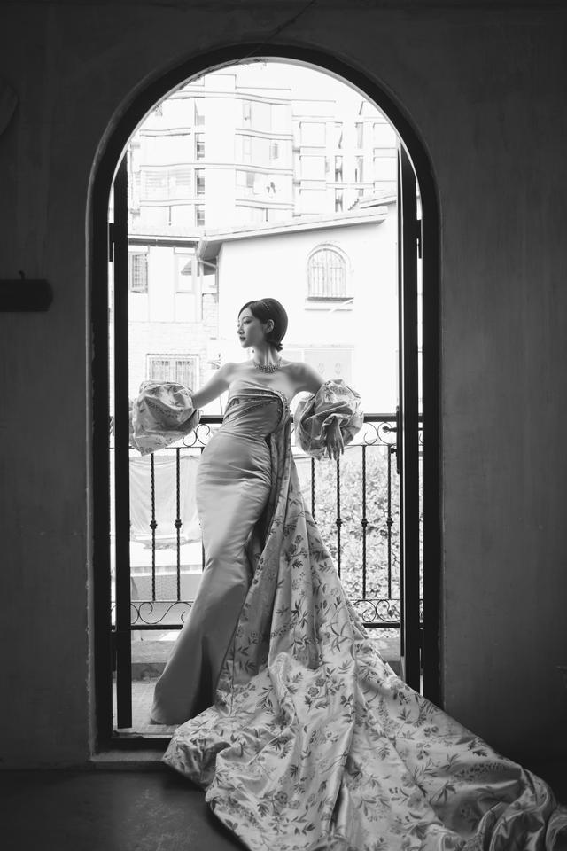 景甜蓝色抹胸拖尾裙短发妆造