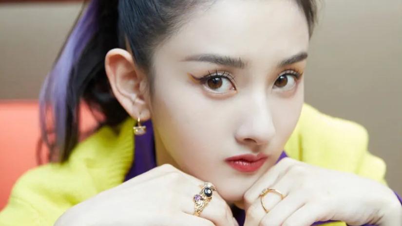 宋祖儿偷漏税风波后曝黑料，踢人内涵翻白眼，光买包就花了100W