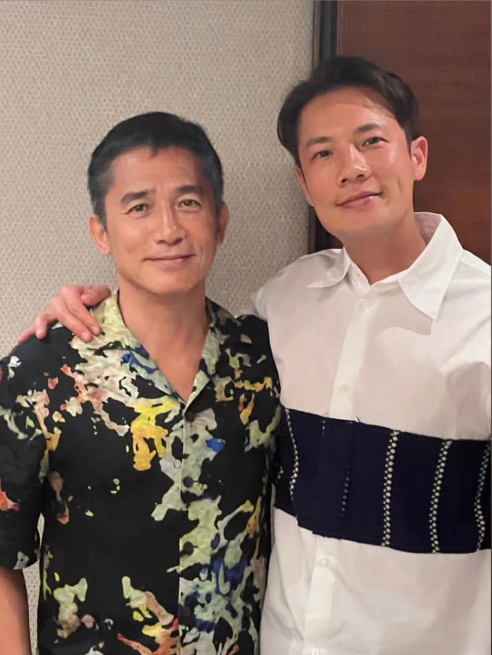 梁朝伟回国两鬓斑白,紧搂富婆合影心情佳,穿 4000多衬衣肌肉紧实