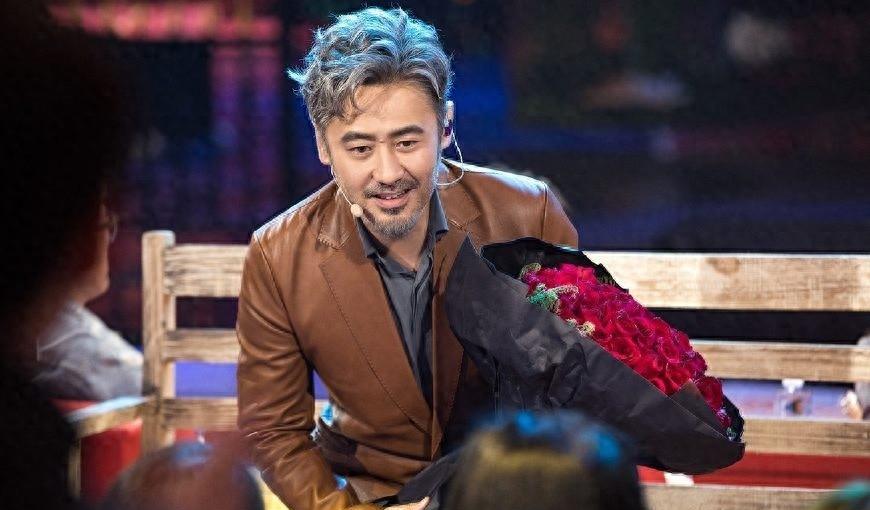 吴秀波长子被控家暴，脸被打歪全是血，不断求饶对方却很享受