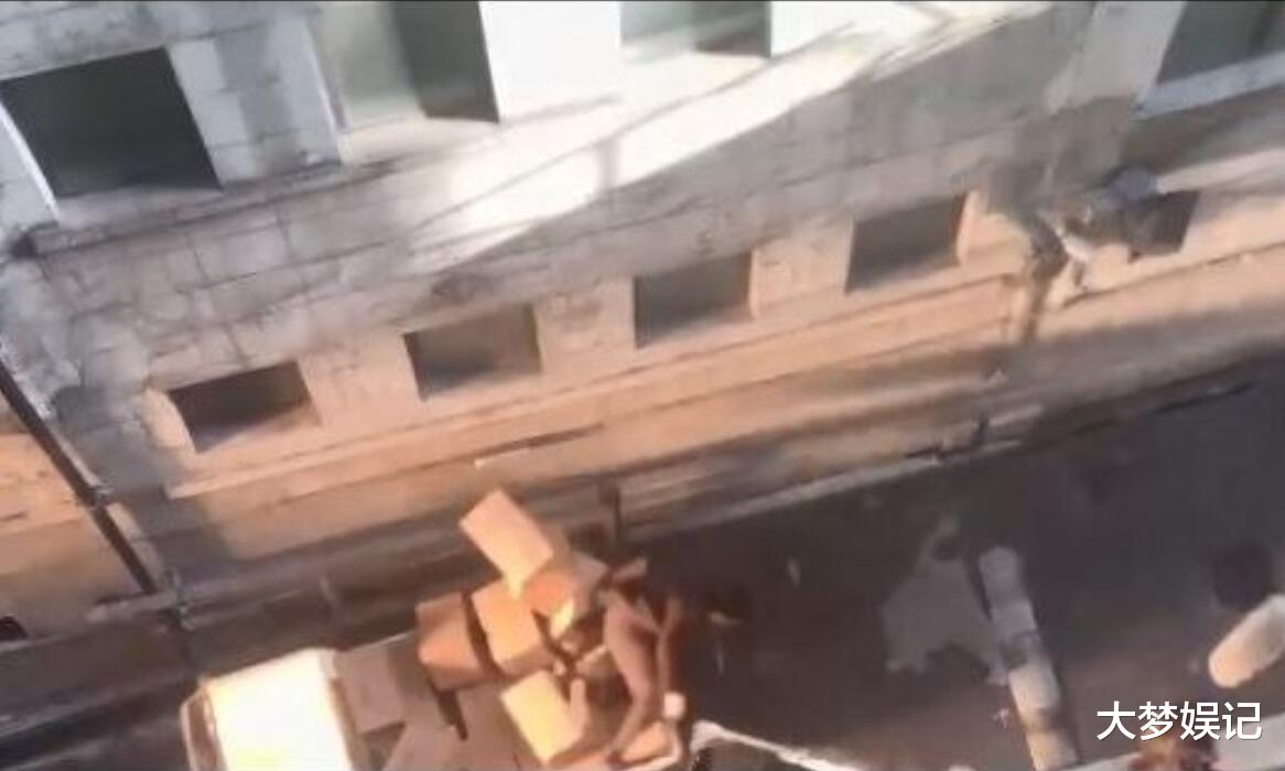 胡歌片场意外摔车!“脸朝下跌落地”工作人员尖叫…敬业反应曝光