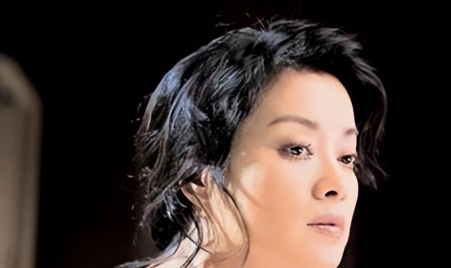 打败韦唯毛阿敏，却被亲弟弟砸成了脑震荡，一代歌后沦为保姆谋生