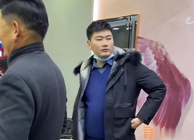 大衣哥儿子又要打光棍？新老婆陈萌深夜发文：啥也不会全靠爹养