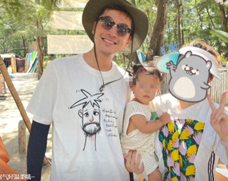 胡歌携妻女三亚度假!夫妻合力逗娃画面温馨,妻子却遭网友嘲太丑