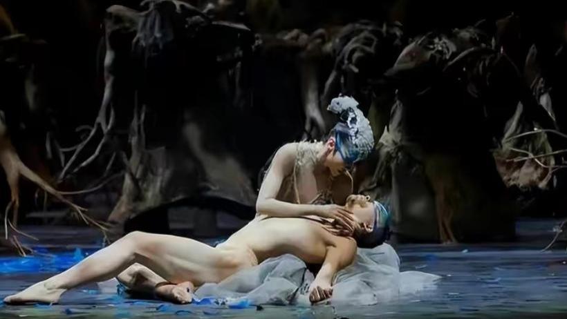 周冬雨|擦边还是艺术？杨丽萍再惹争议，私生活也被质疑，这次真闹大了