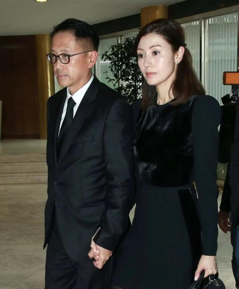 李嘉欣被爆在ICU命悬一线,网友反而拍手称快,纷纷留言:现世报