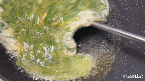 成都|一把香椿芽，打3个鸡蛋，简单炒一炒，鸡蛋嫩滑，香椿芽咸香可口