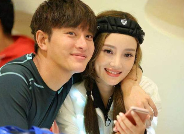 这件事发生在2017年12月29日,当时贾乃亮还在直播间称李小璐去做头发